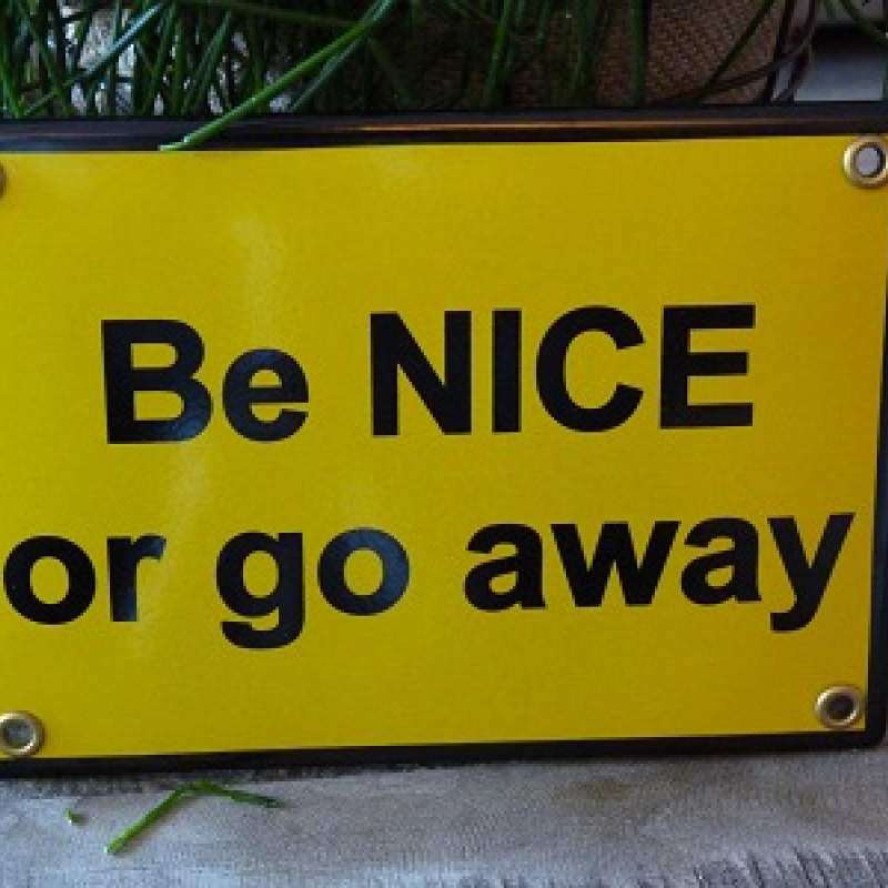 Emaille bord 'Be nice or go away'