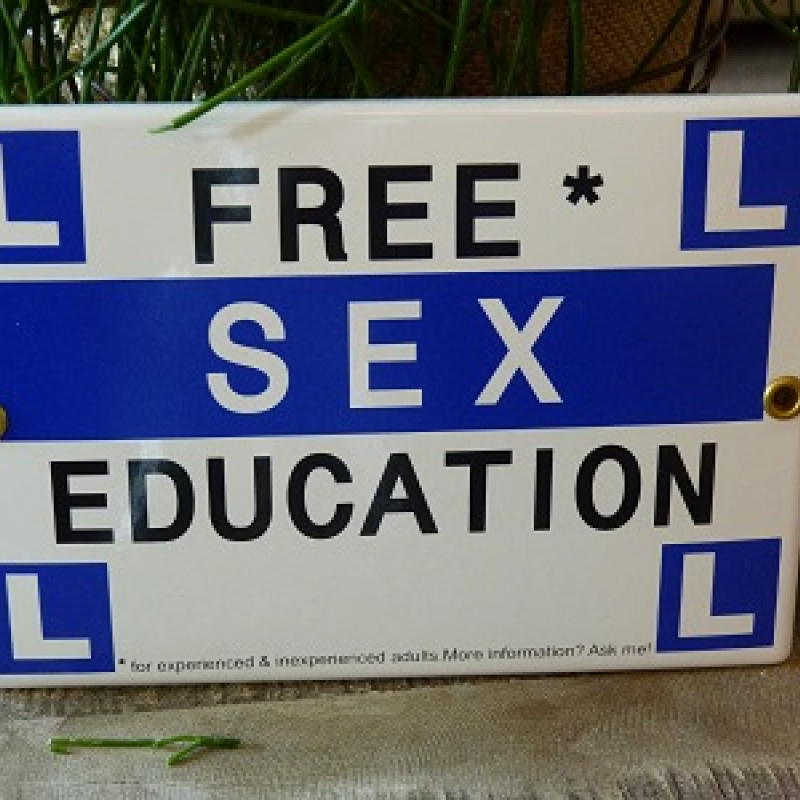 Emaille bord 'Free sex education'