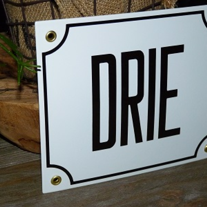 Huisnummerbord 18x15 nummers in letters 'DRIE'