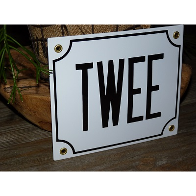 Huisnummerbord 18x15 nummers in letters 'TWEE' Huisnummerbord 18x15 nummers in letters 'TWEE'
